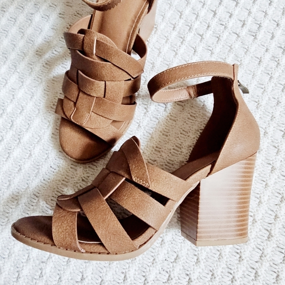 Maurices Brandy Block Heel Peep Toe Sandals Tan Neutral Vegan Leather Ankle 8